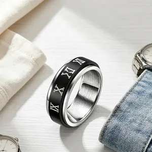 Détail d'une bague rotative en acier titane avec chiffres romains noirs et bord argenté