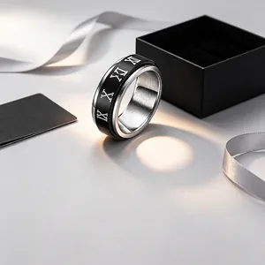 Gros plan d'une bague rotative en acier titane noir et argent avec chiffres romains en boîte.