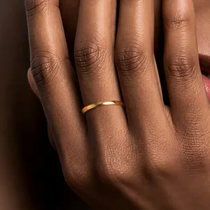 Vue macro détaillée d'une bague anneau simple en argent s925 plaqué or sur une main