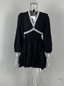 Robe courte élégante noire à col en V avec dentelle blanche et manches bouffantes