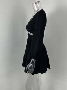 Robe courte noire col en V élégante avec dentelle blanche et manches bouffantes