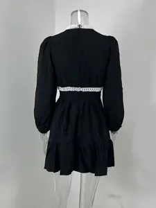 Vue arrière d'une élégante robe courte noire avec col et taille en dentelle blanche raffinée