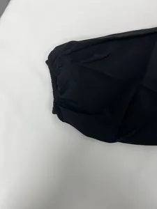 Gros plan sur le poignet élastique d'une robe noire à manches bouffantes de l'été.