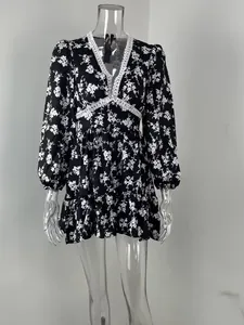 Détail d'une robe élégante à imprimé fleuri, col en V et manches bouffantes