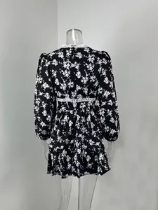 Vue arrière d'une robe fleurie noire avec manches bouffantes et dentelle à la taille