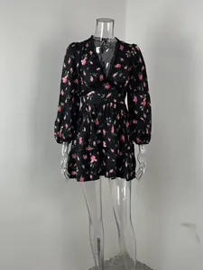 Vue détaillée d'une élégante robe noire à col en V avec imprimé floral