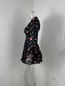 Profil latéral d'une robe fleurie noire élégante avec manches bouffantes et col V