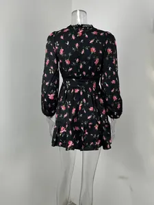 Vue arrière d'une élégante robe courte noire à fleurs avec manches bouffantes et volants
