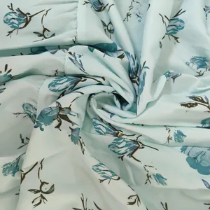 Gros plan de tissu bleu clair avec imprimé floral élégant pour une robe d'été.