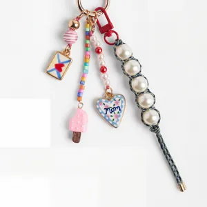 Détail d'un bijou de sac coloré avec perles, pendentif glace et inscription Mom