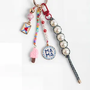 Vue détaillée d'un porte-clés multibrins coloré avec perles et pendentif MAMA