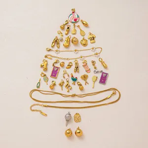 Vue détaillée créative de divers pendentifs sport et chaînes dorées 18 carats