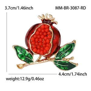 Vue détaillée d'une broche grenade en émail avec dimensions et poids sur fond blanc.