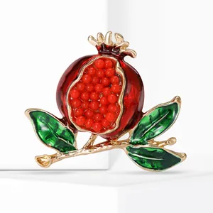 Gros plan détaillé montrant l'artisanat délicat de l'émail d'une broche fruit de grenade