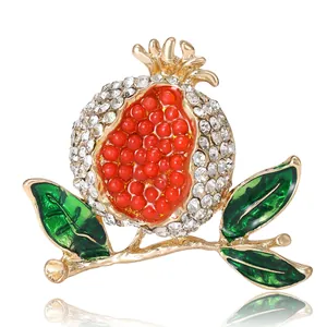 Broche grenade élégante en alliage avec perles rouges et strass étincelants