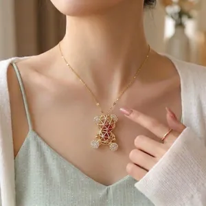 Élégant collier d'ours évidé en finition dorée avec micro-zirconiums