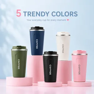 Vista dettagliata di cinque tazze da caffè termiche in acciaio inossidabile dai colori trendy