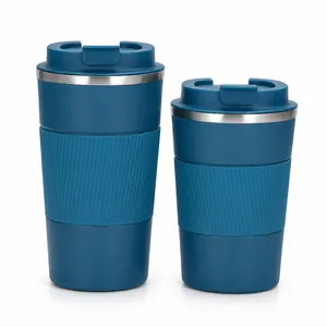 Set di due tazze da viaggio isolate in acciaio inossidabile blu con impugnature in silicone