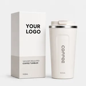 Dettaglio di un bicchiere da caffè minimalista da 510 ml in acciaio inox isolato