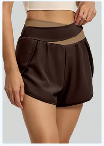 Vue détaillée du short de course bicolore pour femmes avec une taille croisée stylée