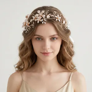 Détail d'un bandeau floral élégant en or rose avec des strass et des perles sur un modèle