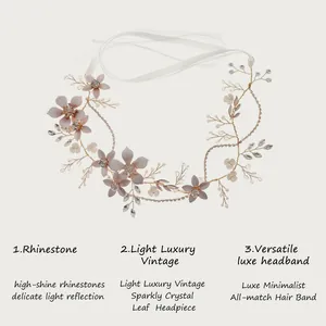 Vue détaillée d'un bandeau floral fait main avec des accents de cristal élégants