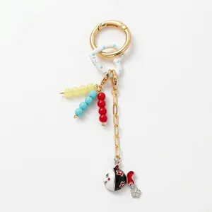 Détail d'un porte-clés à perles colorées avec pendentif poisson et fleur en cristal