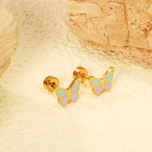 Gros plan détaillé de boucles d'oreilles papillon colorées avec fermoir à vis.