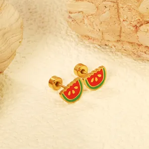 Gros plan d'adorables boucles d'oreilles pastèque en acier inox à fermoir vissé