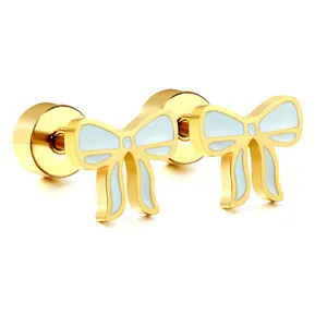 Élégantes boucles d'oreilles nœud en acier doré avec fermoir à vis sur blanc.