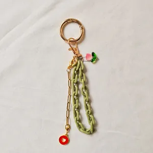 Vue détaillée d'un porte-clés DIY tendance avec une chaîne verte et un pendentif coeur.