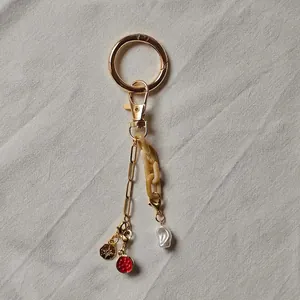 Élégant bijou de sac DIY plaqué or 18 carats avec perle baroque et détails en chaîne acrylique