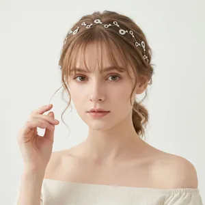 Nahaufnahme eines eleganten Haarbands mit Strassblumen, getragen von einem Model