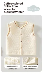 Vue détaillée d'un gilet matelassé pour bébé avec pressions et broderie