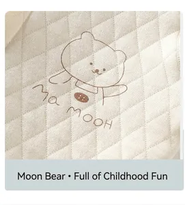 Détail macro du tissu matelassé beige pour bébé avec un joli motif imprimé d'ours