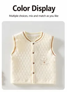Vue détaillée d'un gilet matelassé crème pour bébé avec imprimé ours et bordure brune