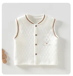 Gilet matelassé chaud pour nourrisson blanc cassé avec jolie broderie d'ours mignonne.