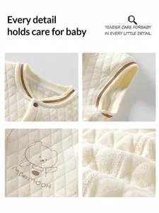 Vues rapprochées d'un gilet matelassé beige pour bébé avec broderie ours mignonne