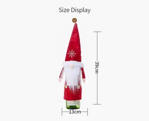 Vista detallada de la funda de botella de vino de gnomo de Navidad con dimensión