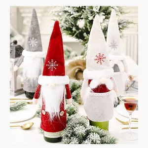Vista detallada de fundas para botellas de vino de gnomos navideños con bordado de copos