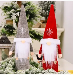 Vista detallada de fundas para botellas de vino de gnomos navideños grises y rojos