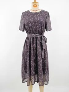 Detail of short-sleeved grey polka dot dress with elegant waist tie decoration