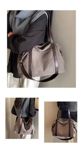 Collage con angolazioni di una borsa tote in tela tortora con manici in pelle marrone