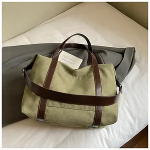 Grande borsa tote in tela verde oliva con manici in finta pelle marrone per il pendolarismo