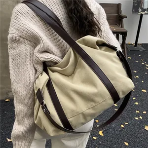 Elegante borsa a tracolla in tela beige con cinturini in pelle marrone per il pendolarismo