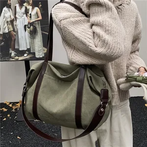 Grande borsa a spalla vintage in tela verde oliva con spalline in pelle marrone per l'autunno