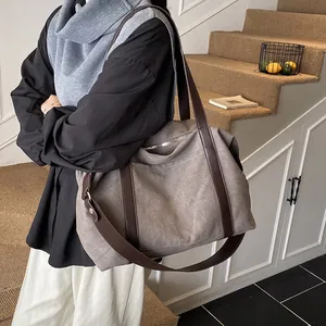 Elegante borsa a tracolla grande in tela marrone con cinturini in pelle per donna