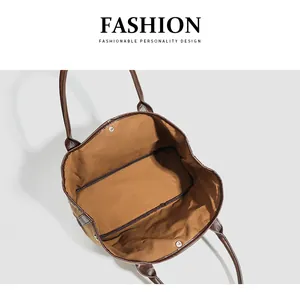 Vue intérieure d'un grand sac cabas en laine montrant sa grande capacité pour l'usage quotidien