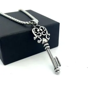 Primo piano del ciondolo a chiave punk vintage in acciaio inox con motivi decorativi