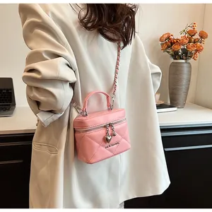 Elegante borsa a scatola trapuntata rosa con ciondolo a cuore e dettaglio tracolla